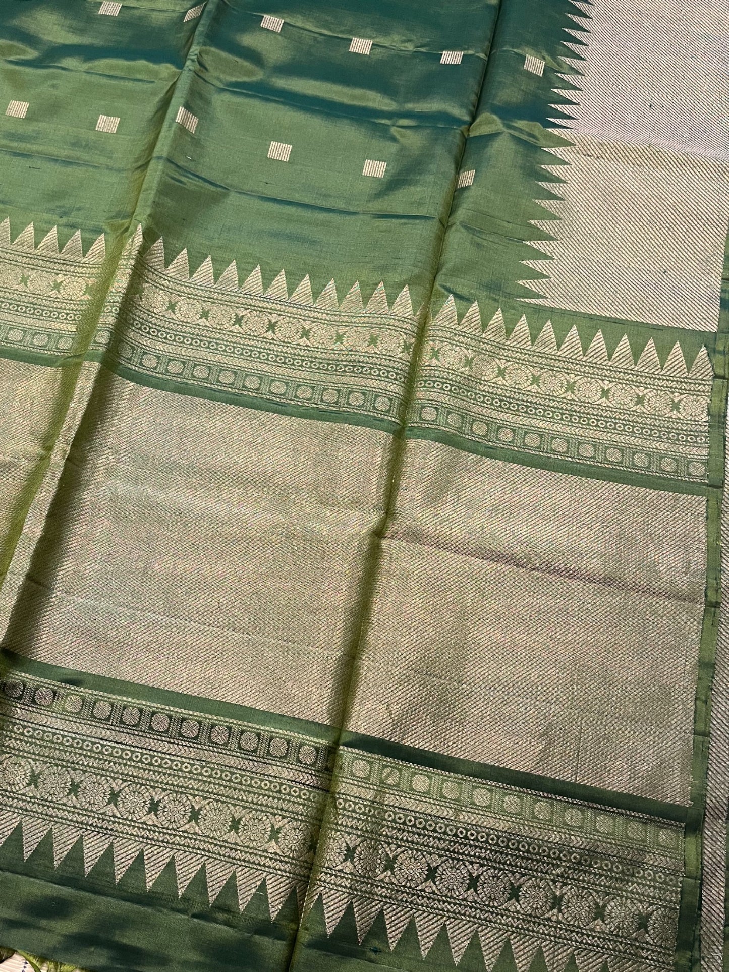 Southloom Pure Handloom Kanchipuram Silk Saree with Korvai Work (Green)