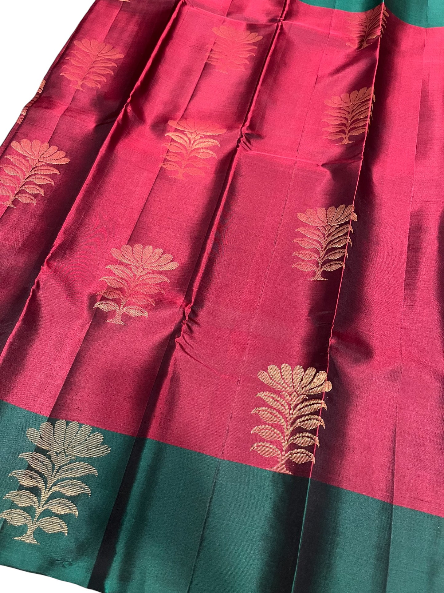 Southloom Pure Handloom Kanchipuram Silk Saree with Butta Work(Green & Magenta)