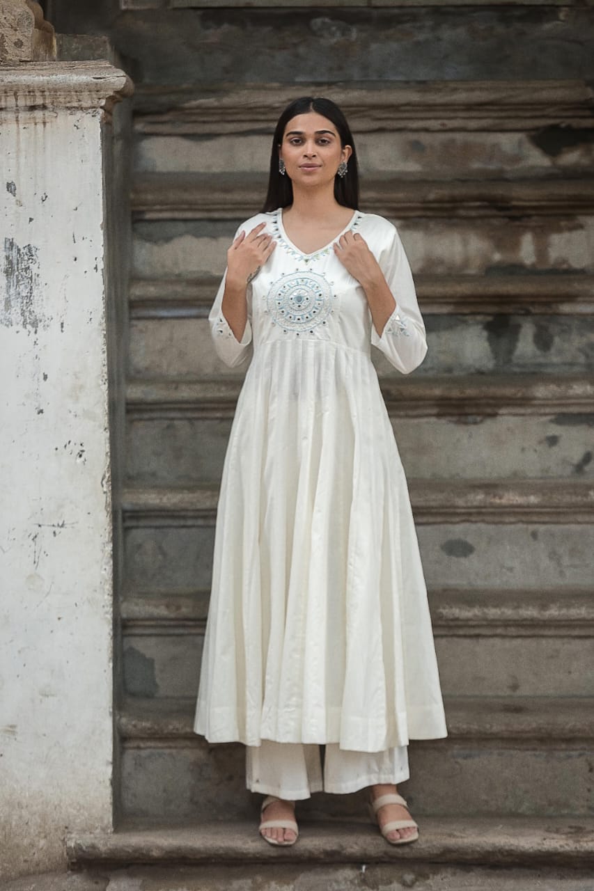 glass work dress design A model displays a designer gown with glass work at one of the Lotus Make-Up India Fashion Week autumn/winter 2019 events. (Image Source: Vogue India) #designergown #gown #designerclothing #clothingdesigner #highfashion #womensclothing #fashion #