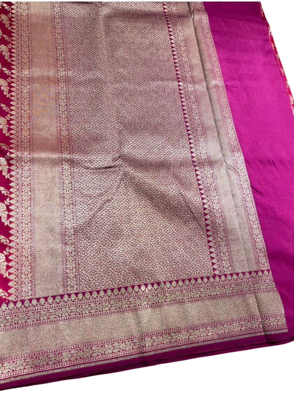 Southloom Pure Banarasi Silk Saree with Woven Work on Body and Borders ( Magenta )