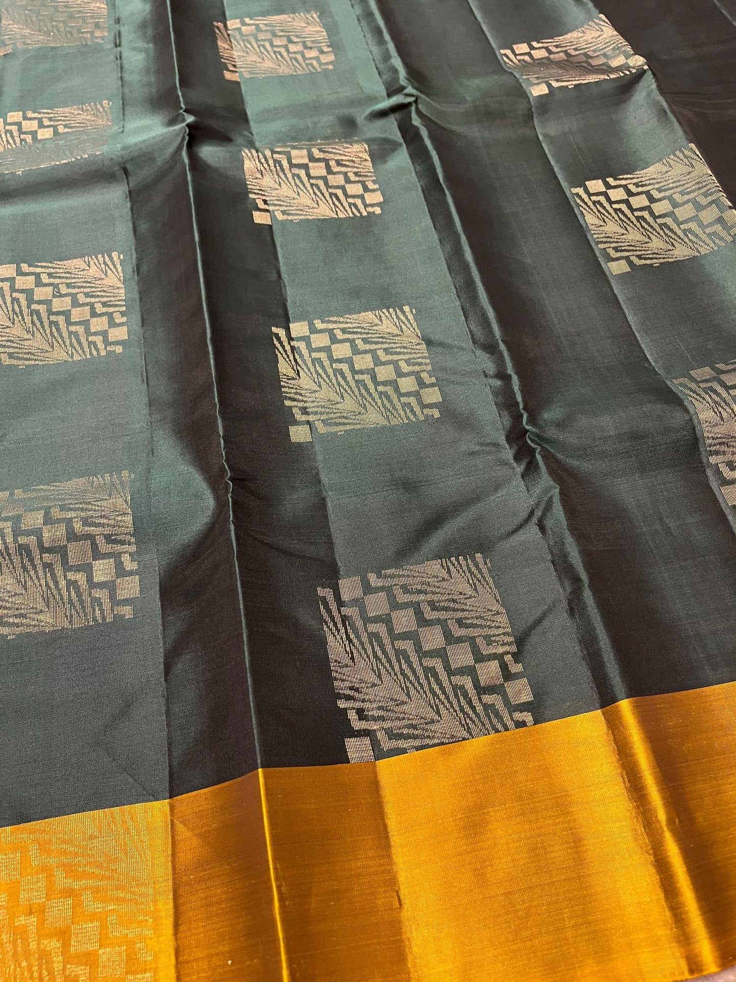 Southloom Pure Handloom Kanchipuram Silk Saree with Butta Work (Green & Yellow)
