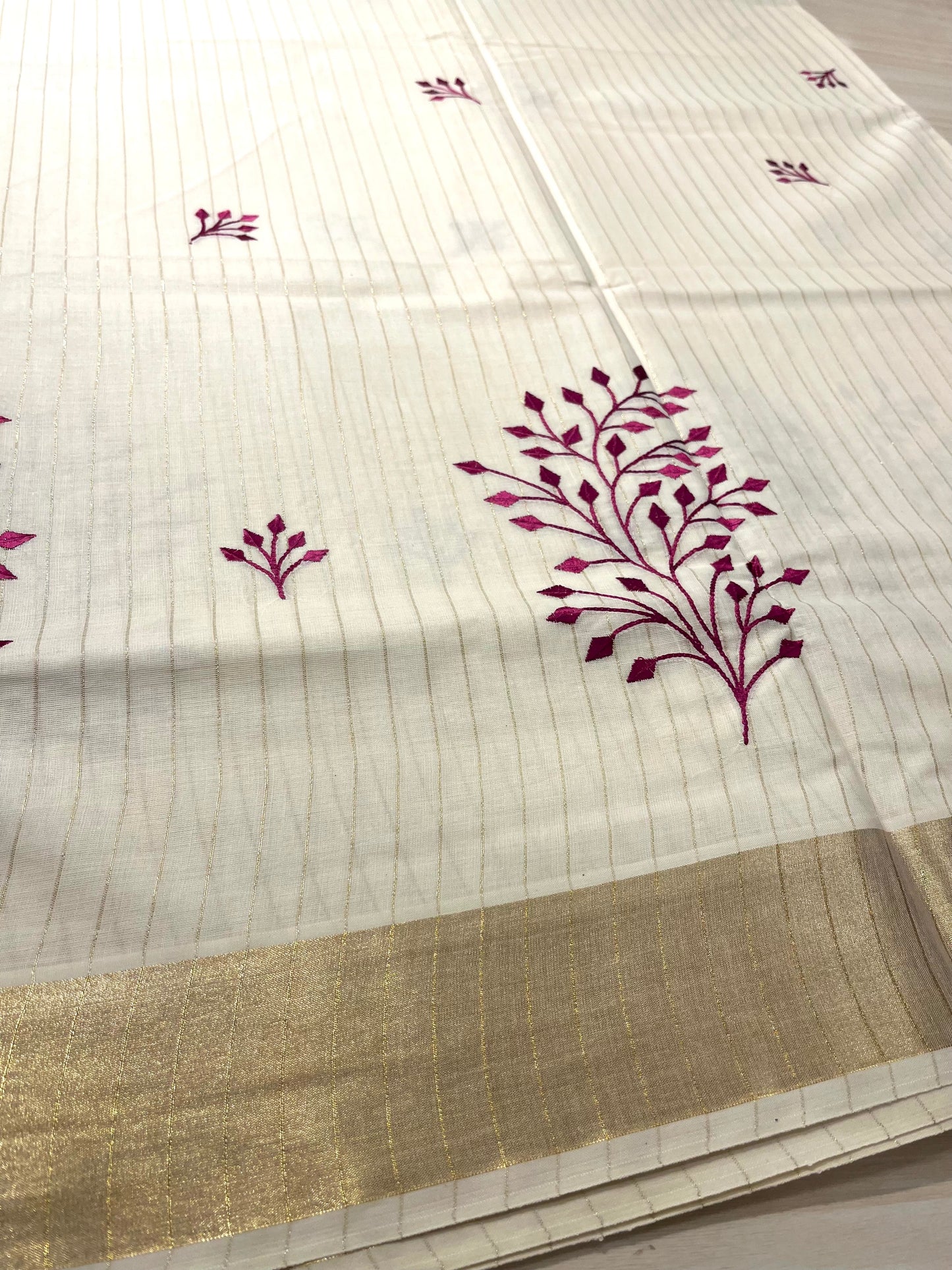 Kerala Cotton Lines Saree With Majentha  Embroidery SL135