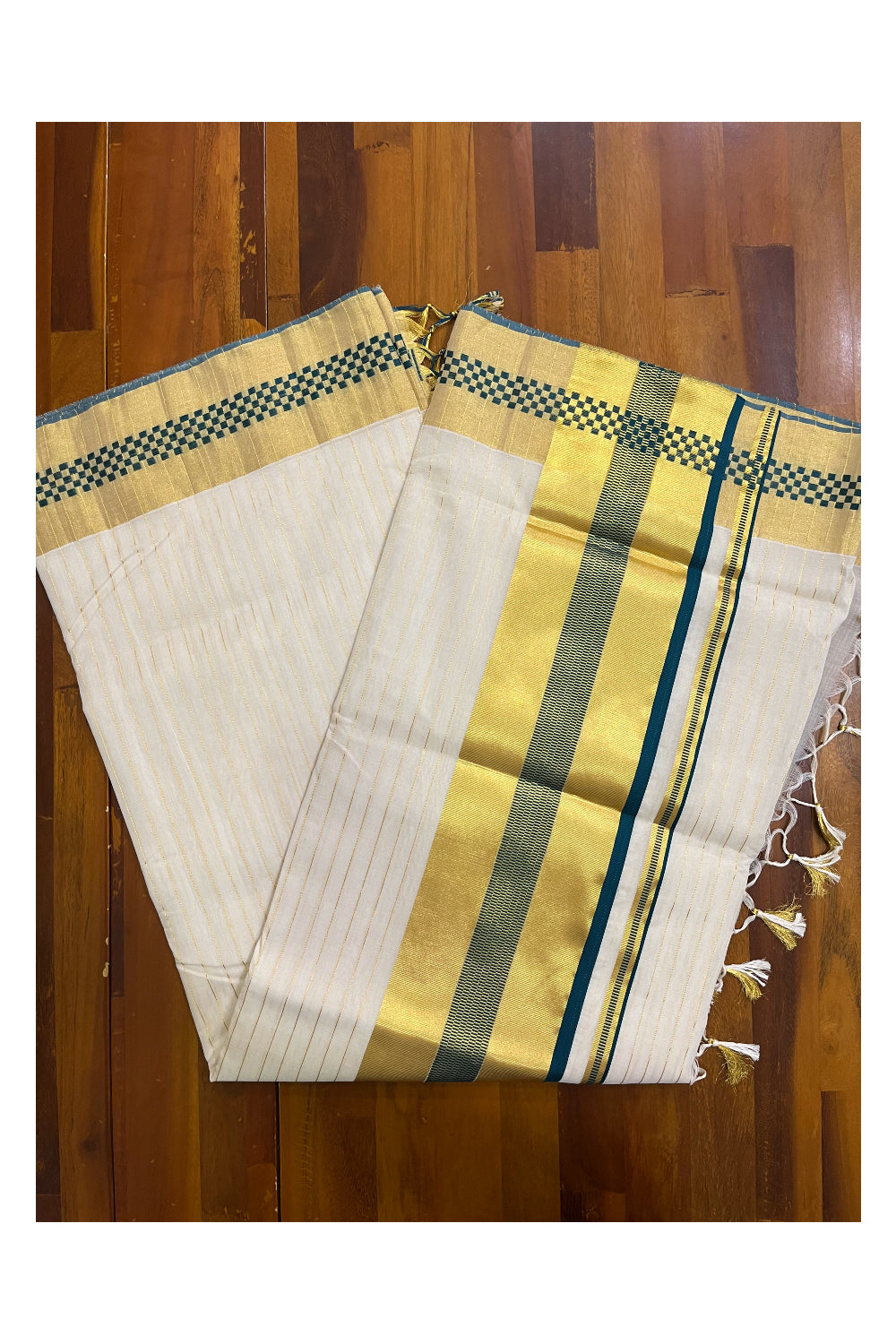 Southloom Super Premium Balaramapuram Unakkupaavu Handloom Kasavu Lines Design Saree with Green and Golden Woven Works on Border