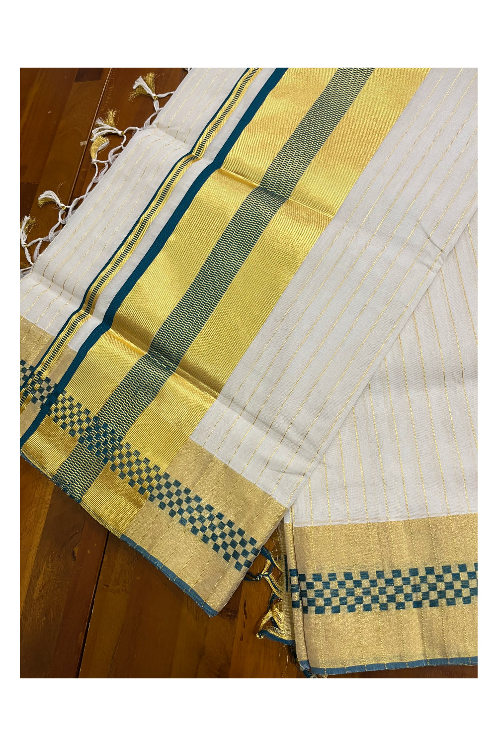 Southloom Super Premium Balaramapuram Unakkupaavu Handloom Kasavu Lines Design Saree with Green and Golden Woven Works on Border