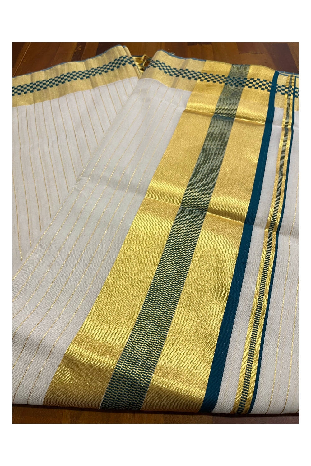 Southloom Super Premium Balaramapuram Unakkupaavu Handloom Kasavu Lines Design Saree with Green and Golden Woven Works on Border