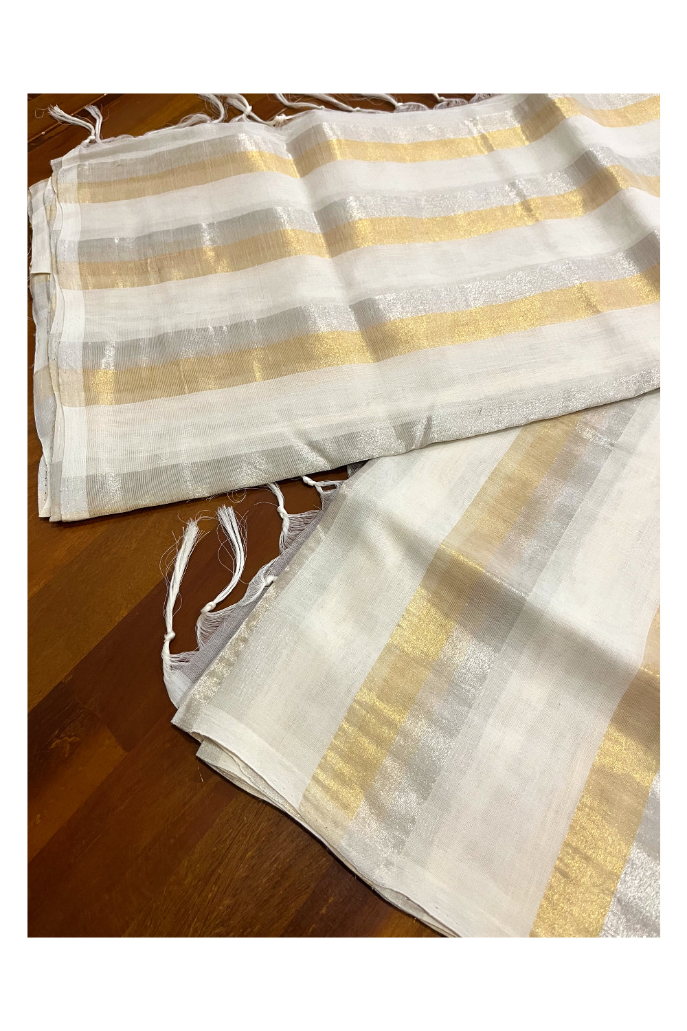 Southloom™ Premium Handloom Cotton Onam 2023 Kerala Saree with Golden and Silver Lines Across Body