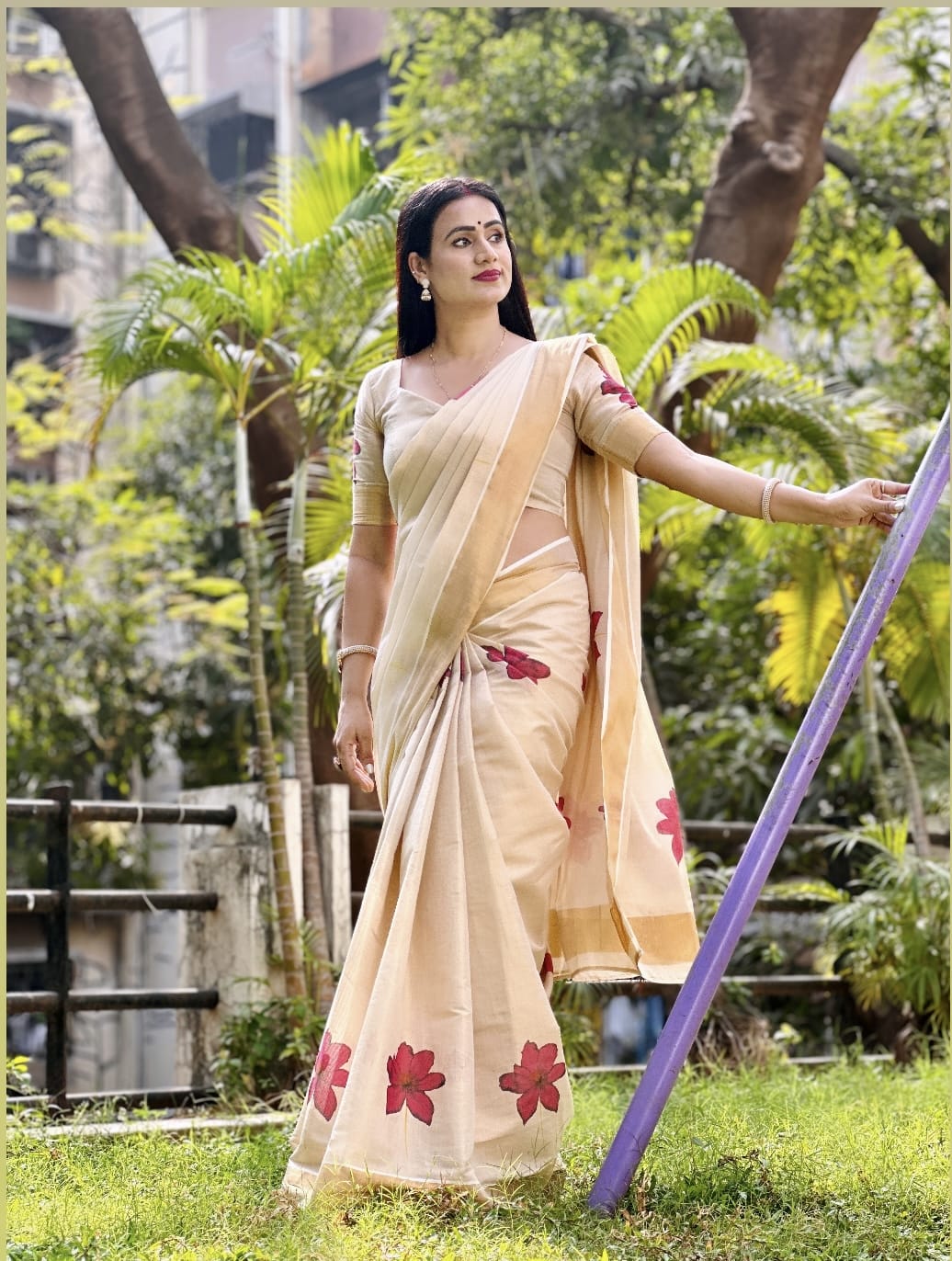 Kerala Tissue Floral Print Saree on Classy Non-Shiny Kasavu Tissue Saree