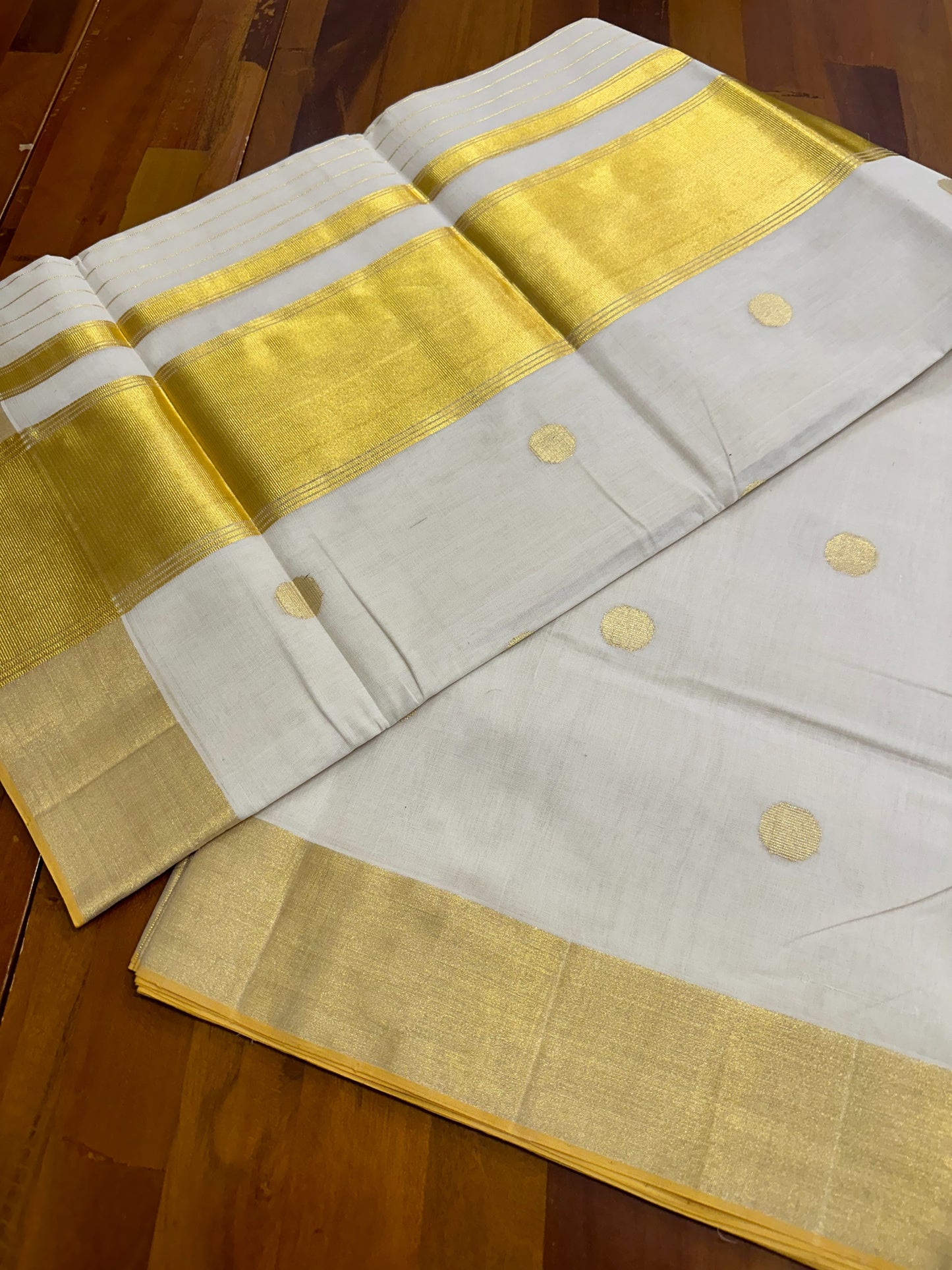 Southloom Balaramapuram Unakkupaavu Handloom Kasavu Saree with Woven Polka Dots on Body (220 Handwoven Polkas)