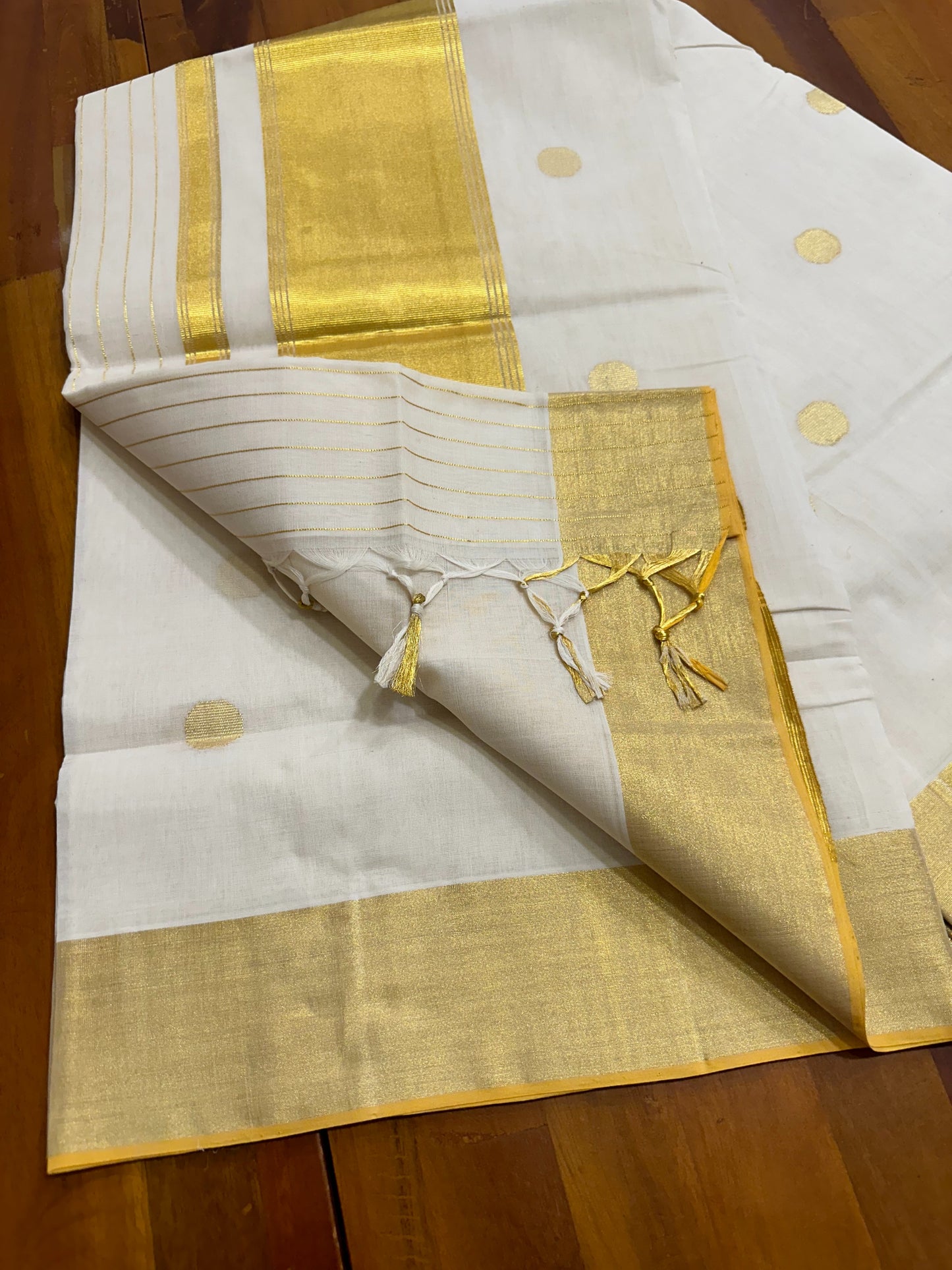 Southloom Balaramapuram Unakkupaavu Handloom Kasavu Saree with Woven Polka Dots on Body (220 Handwoven Polkas)