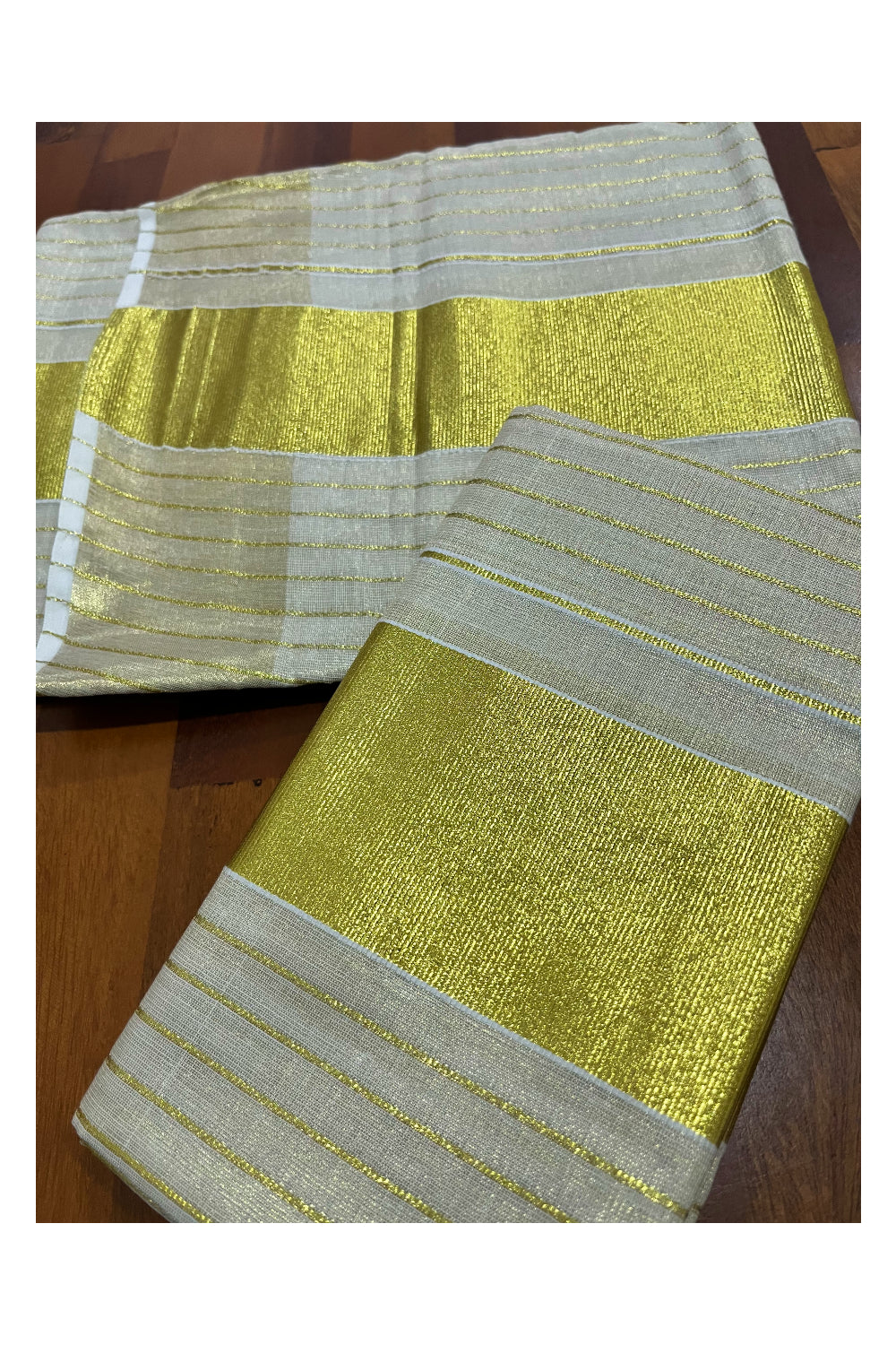 Tissue Set Mundu Single (Mundum Neriyathum) with Kasavu Lines Across Body