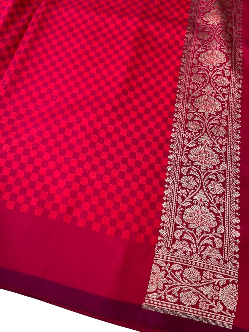 Southloom Pure Banarasi Silk Saree with Woven Work on Body and Borders (Red And Magenta)