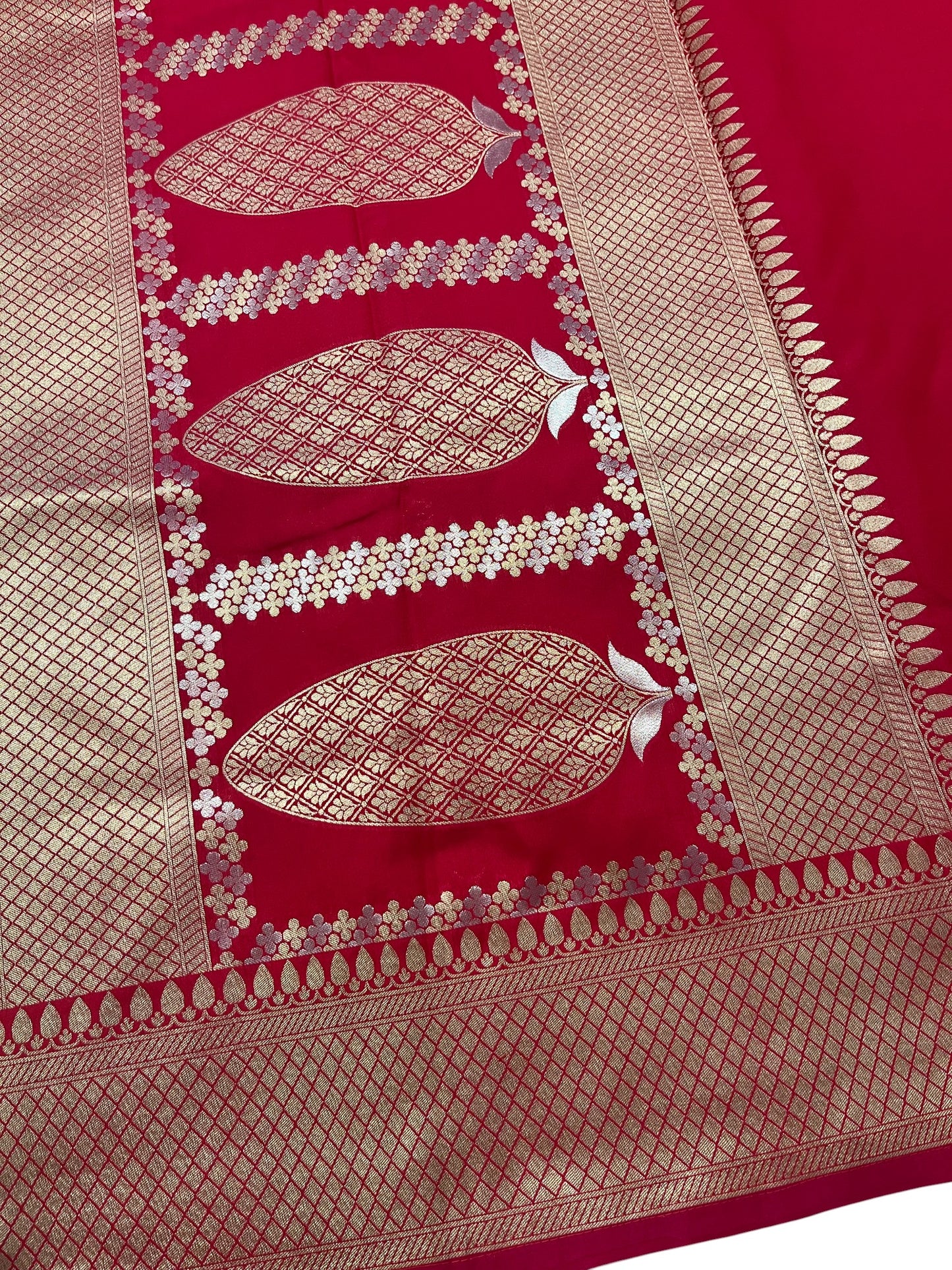 Southloom Pure Banarasi Silk Saree with Woven Work on Body and Borders (Magenta)