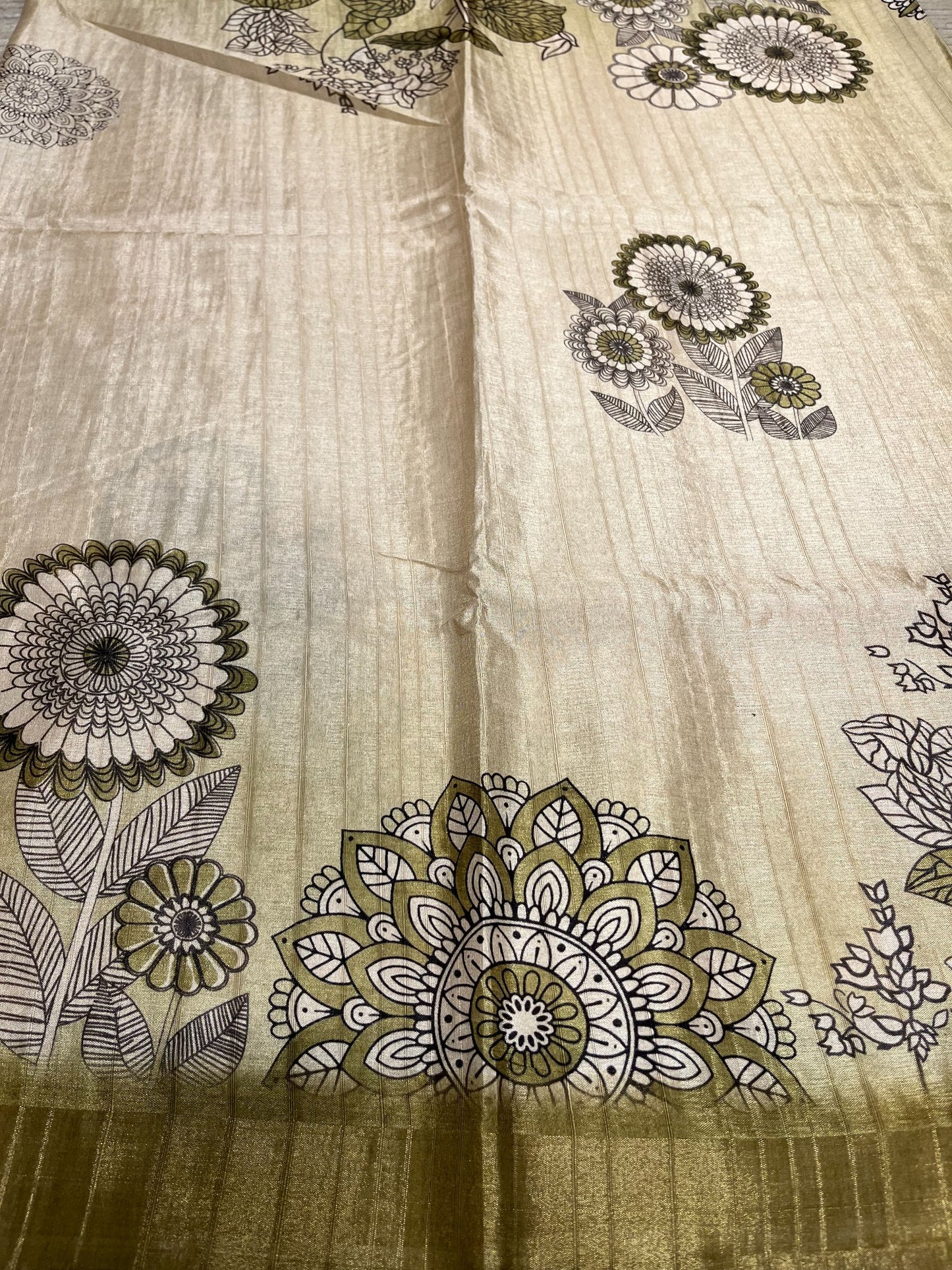 Southloom Saree with Floral Works Across Body in Green