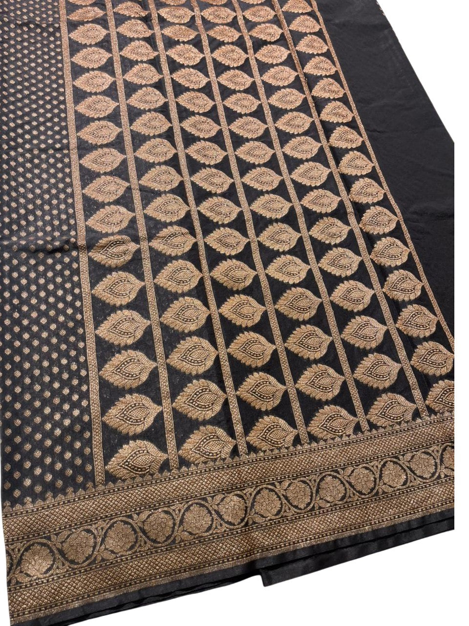 Southloom  Munga Silk Saree with Woven Work on Body and Borders (Black)