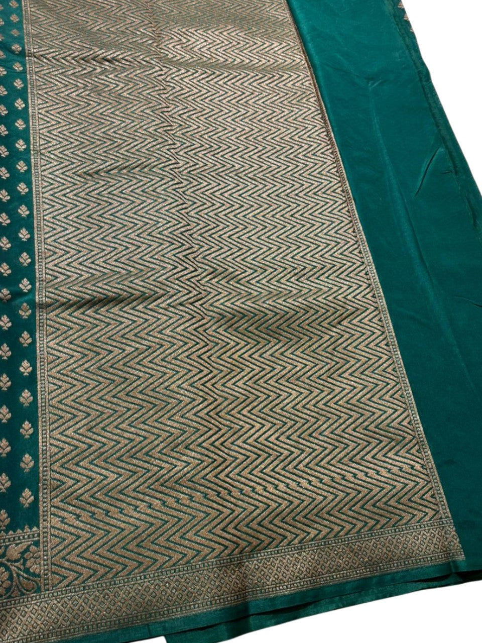 Southloom  Munga Silk Saree with Woven Work on Body and Borders (Green)