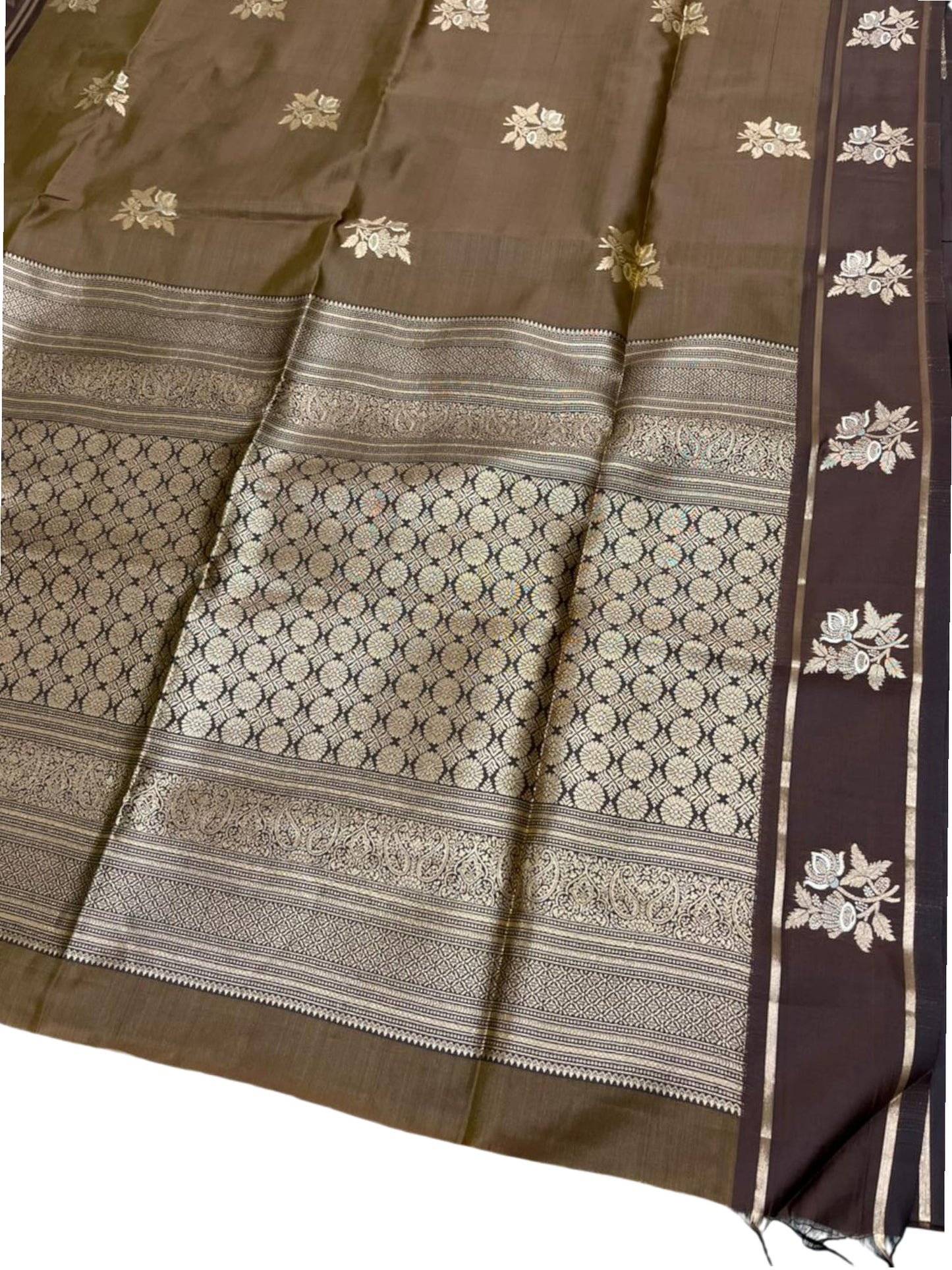 Southloom Semi Soft Silk Saree with Butta Works Across Body And Borders