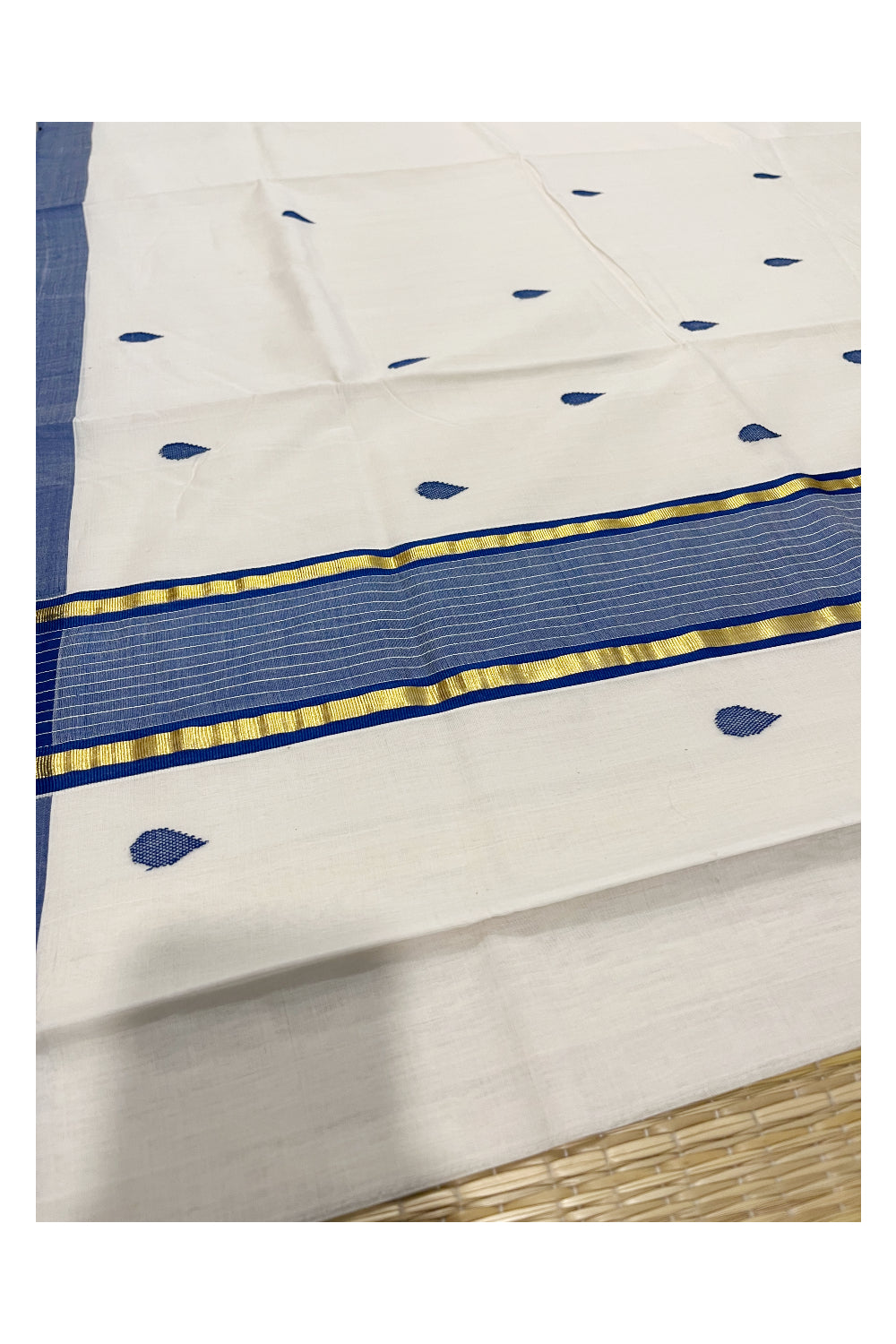 Southloom Premium Balaramapuram Unakkupaavu Handloom Cotton Butta Saree with Blue and Kasavu Border