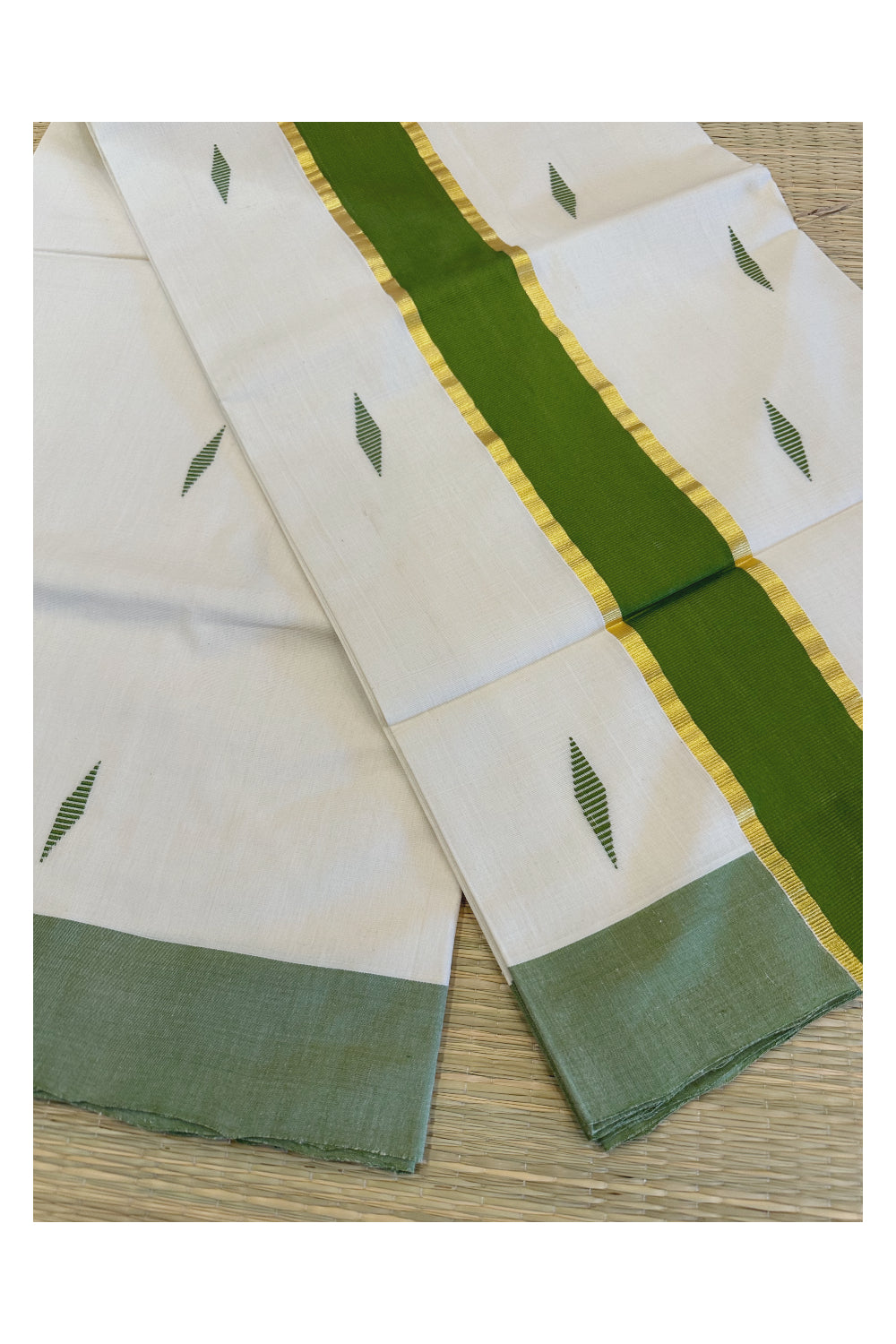 Southloom Super Premium Unakkupaavu Handloom Butta Work Saree With Green and Kasavu Border