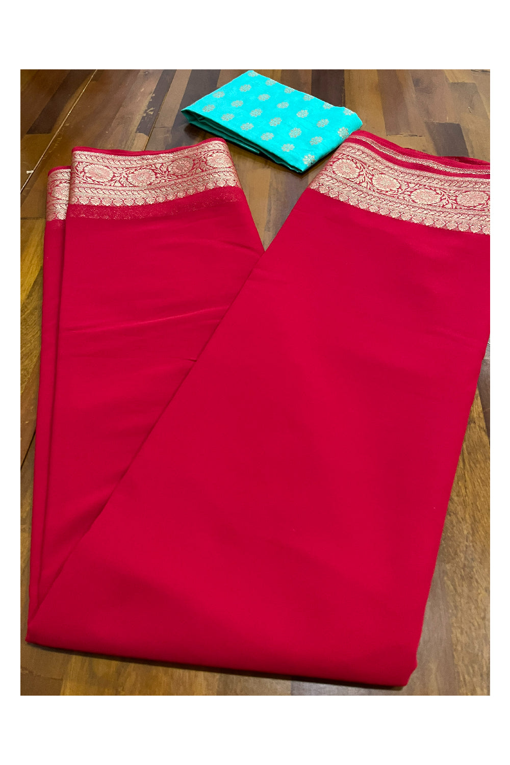 Southloom Crepe Zari Design Border Red Saree and Turquoise Blouse piece