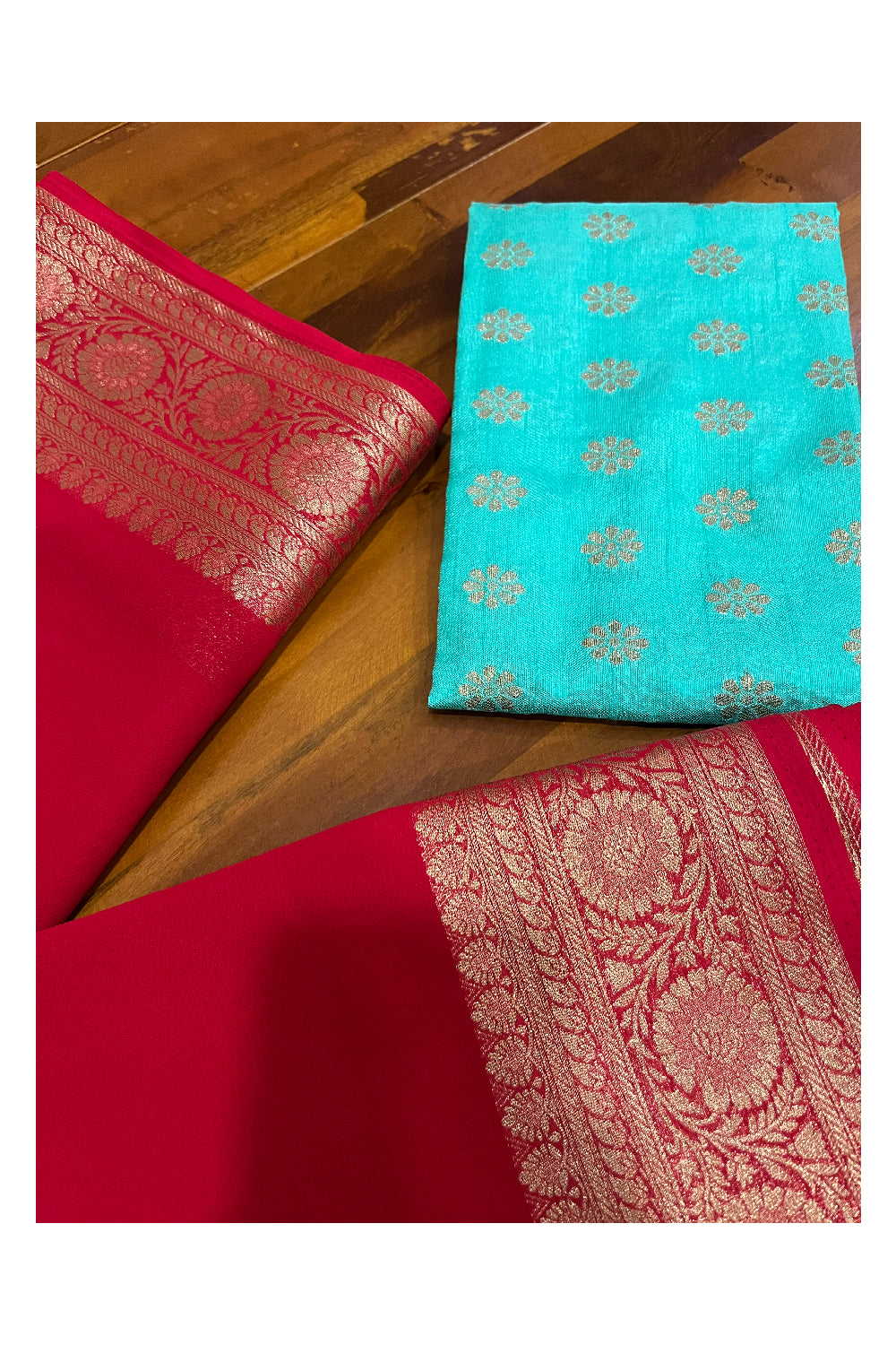 Southloom Crepe Zari Design Border Red Saree and Turquoise Blouse piece