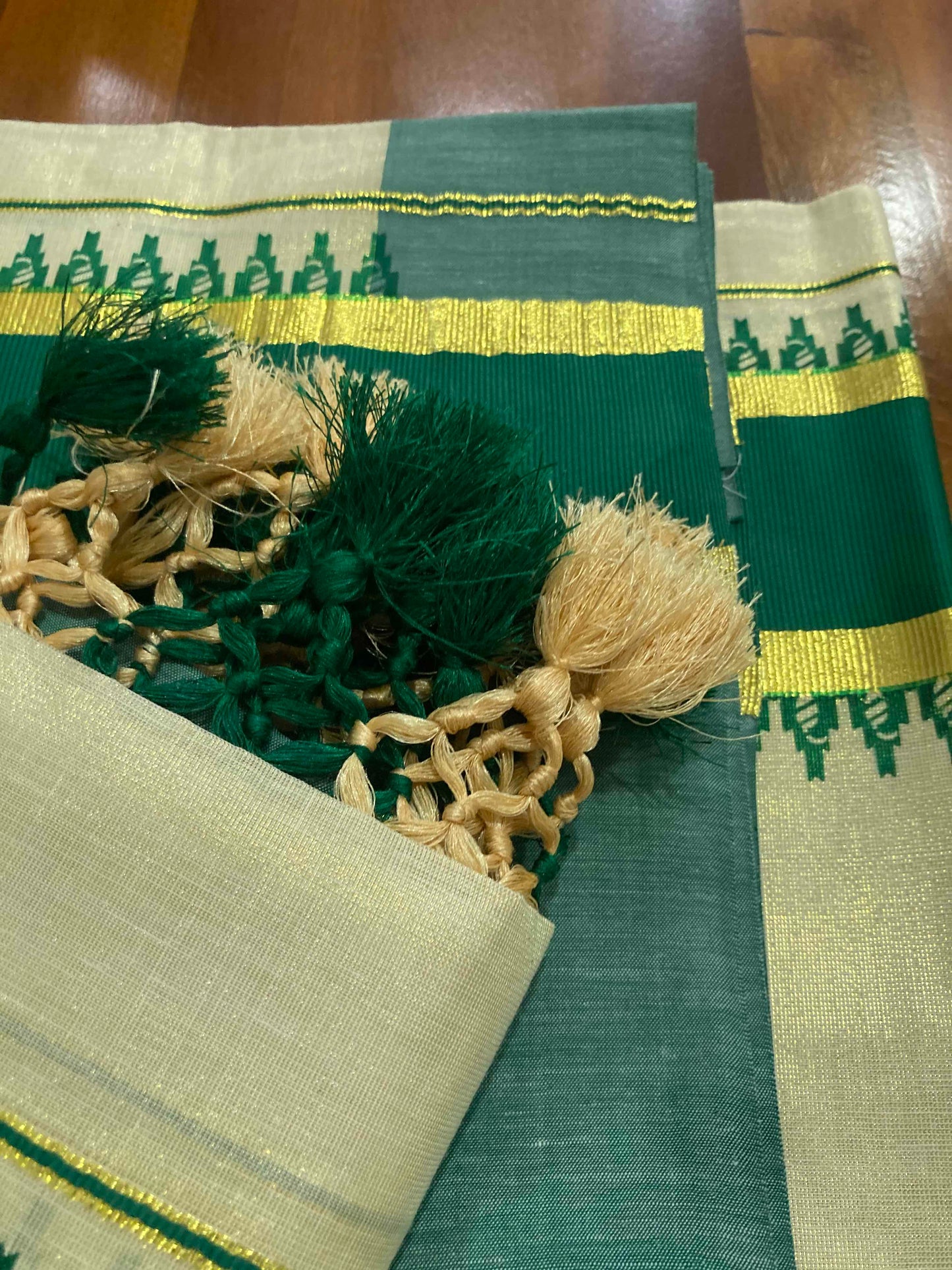 Single Tissue Set Mundu with Green Block Prints and Tassels (Mundum Neriyathum)
