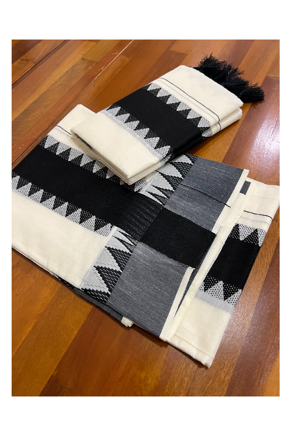 Kerala Cotton Mundum Neriyathum Single (Set Mundu) with Black Temple Woven Border 2.80 Mtrs