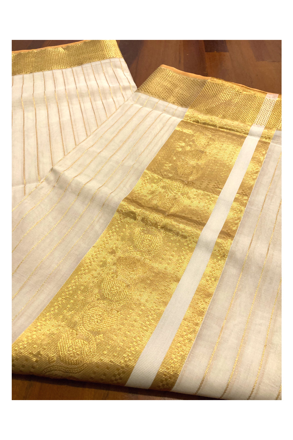 Southloom™ Handloom Kerala Saree with Kasavu Lines Across Body and Paa Neythu Border