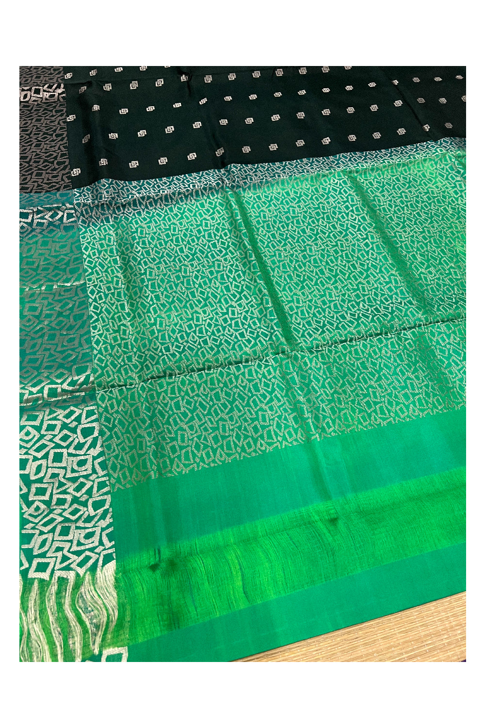 Southloom Handloom Pure Silk Kanchipuram Saree with Deep Green Body and Green Blouse Piece