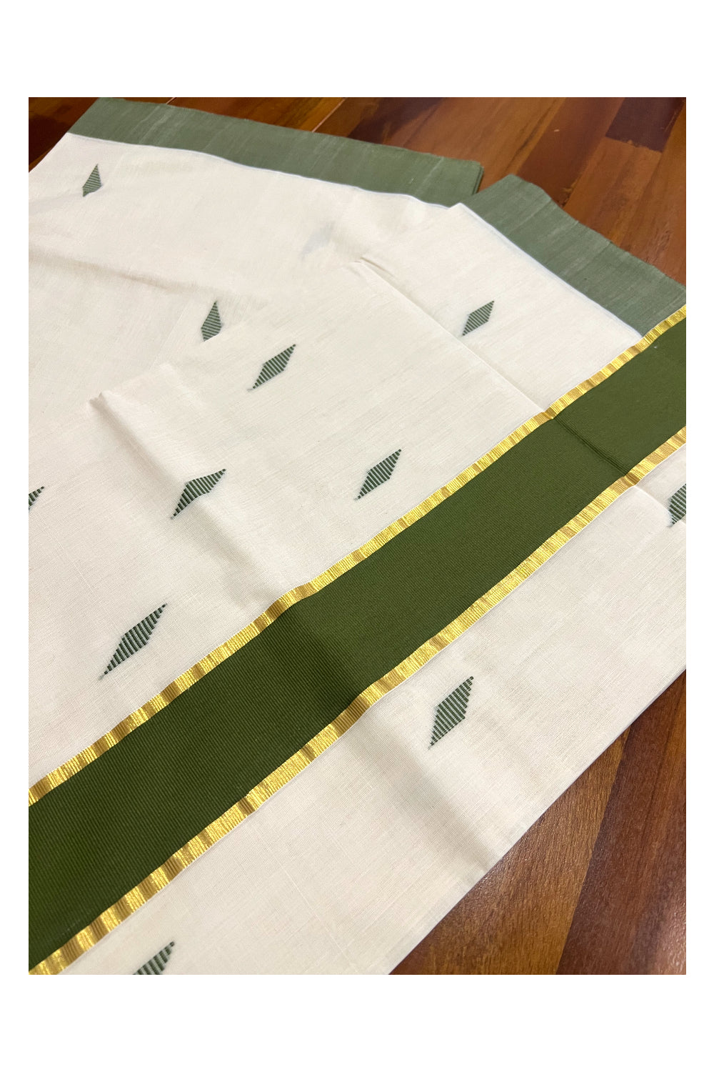 Southloom Super Premium Unakkupaavu Handloom Butta Work Saree with Green and Kasavu Border