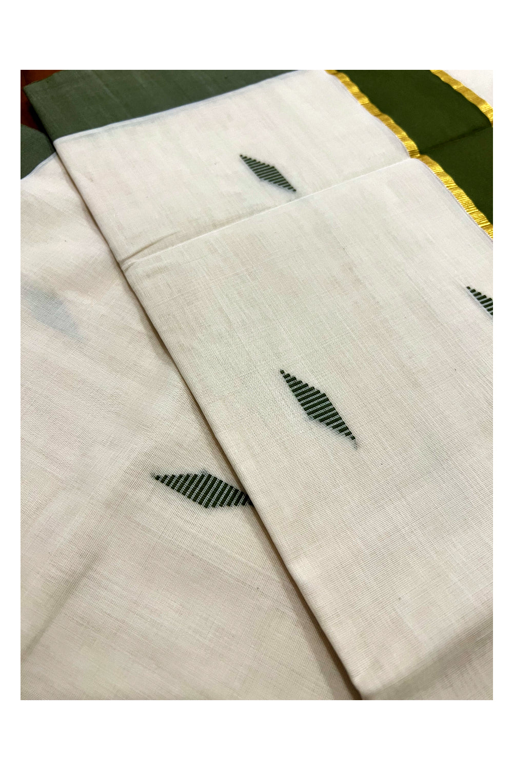 Southloom Super Premium Unakkupaavu Handloom Butta Work Saree with Green and Kasavu Border