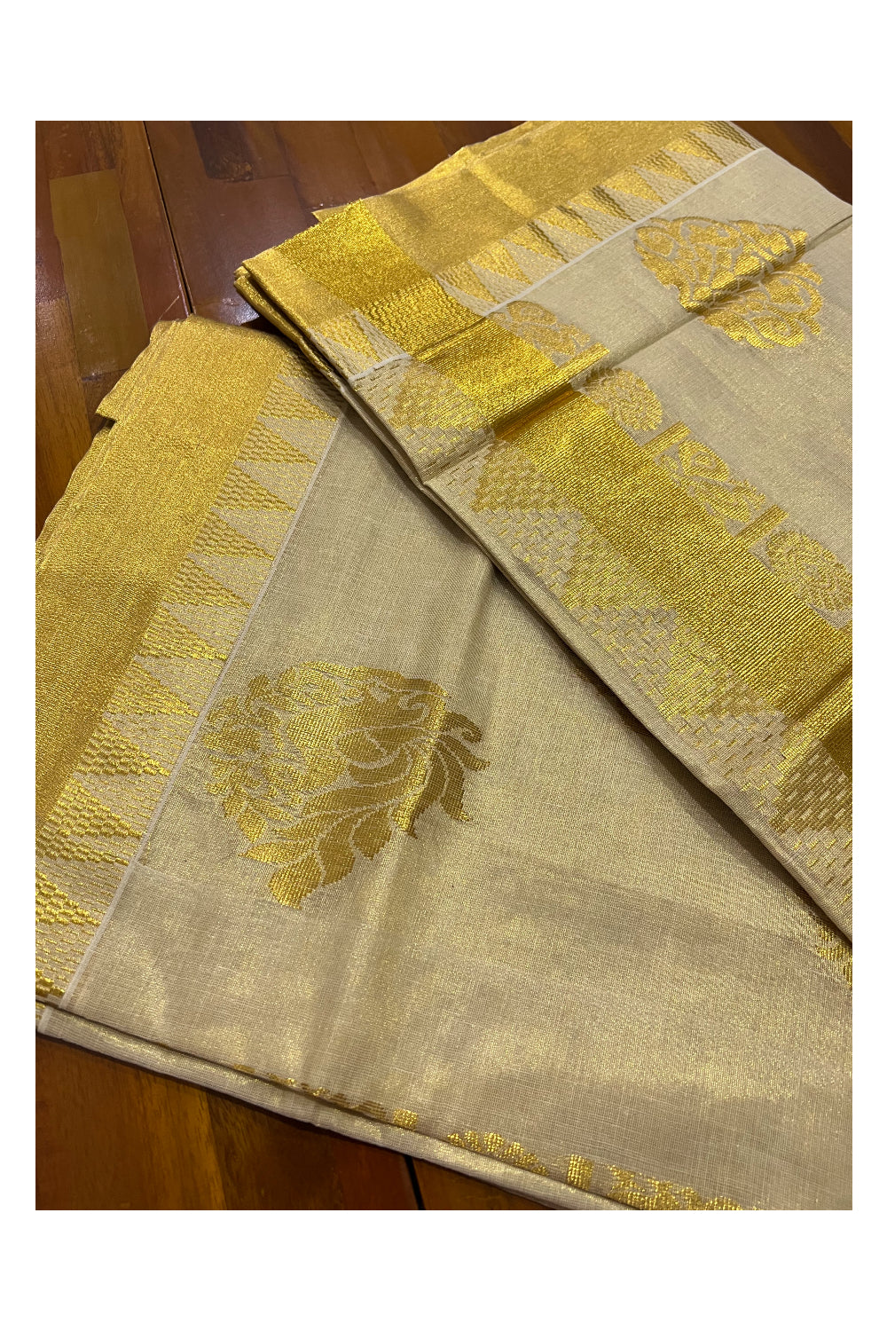 Kerala Tissue Heavy Work Saree with Floral Kasavu Patterns