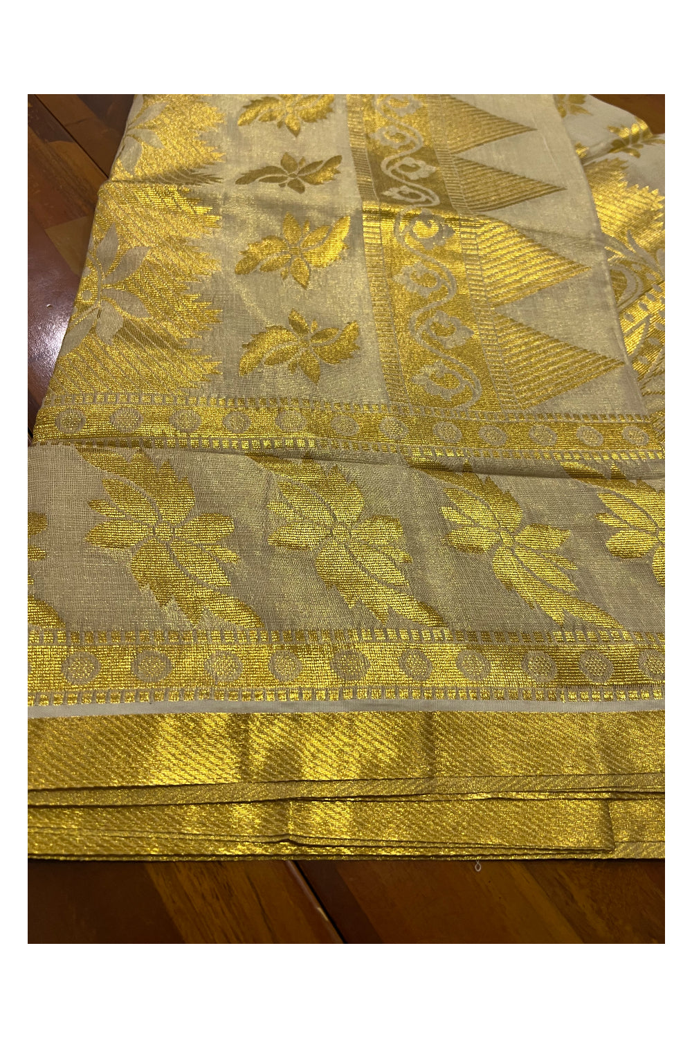 Kerala Tissue Heavy Work Saree with Floral Kasavu Patterns